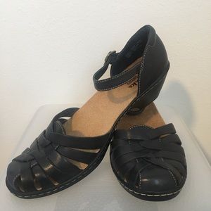 CLARKS NWOB Wendy Land Bendables Leather Sandals